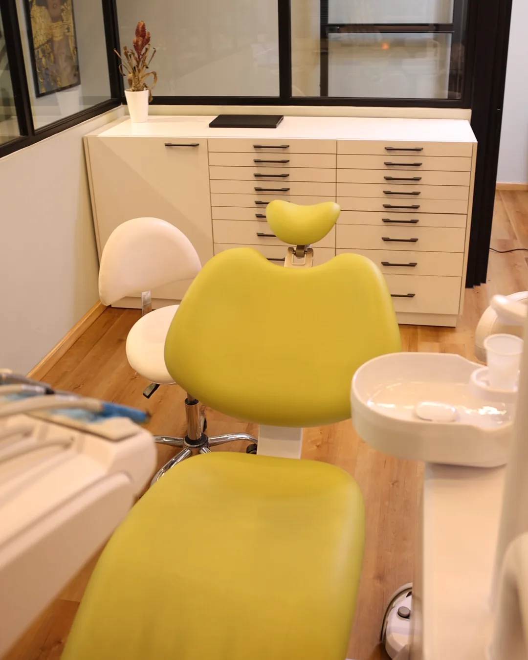 A lime-green dental chair in a treatment room at Mineers